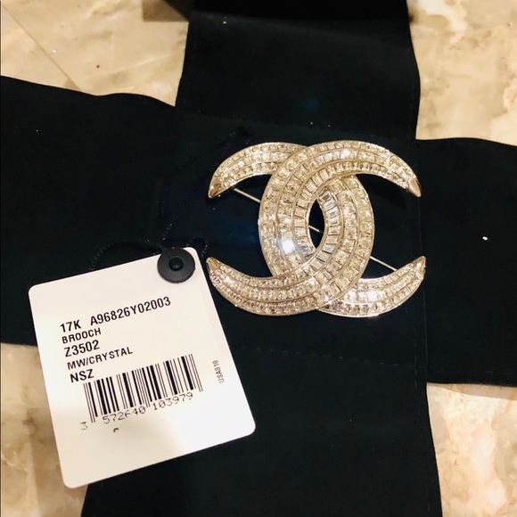CHANEL Jewelry - Chanel crystal brooch B17 Season authentic